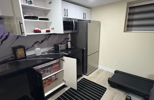 Transcona House | Cozy Lakeview Family Suite