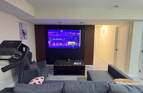 Transcona House | Cozy Lakeview Family Suite