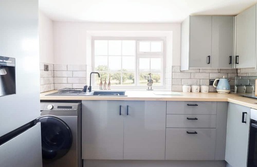Halfway House Cottage | LOCKMANS COTTAGE, pet friendly, with a garden in Llandrinio