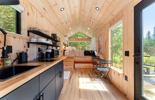 Sullivan Cabin | Vesta Nook-Cabin w/Shower, Queen Bed & pullout sofa