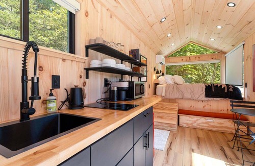 Sullivan Cabin | Vesta Nook-Cabin w/Shower, Queen Bed & pullout sofa