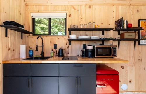 Sullivan Cabin | Vesta Nook-Cabin w/Shower, Queen Bed & pullout sofa