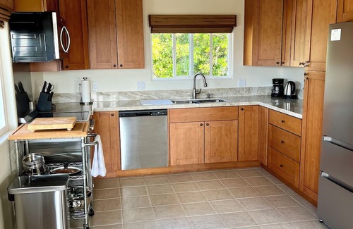 Discovery Harbour Apartment | Cool studio in Naalehu with ocean views