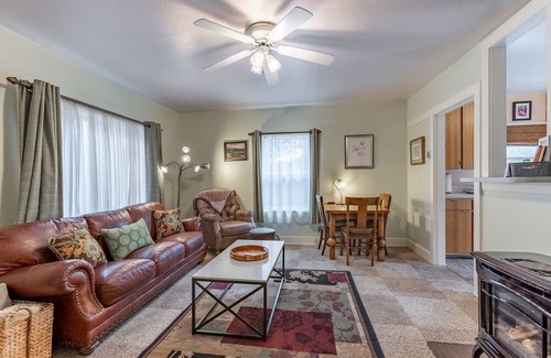 Garfield Cottage | Papa's Cottage- Dog Friendly- Close to Monarch