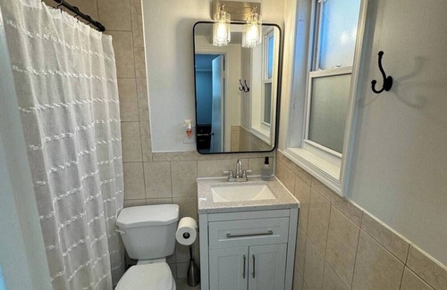 Woodbridge House | Suite privada apta para mascotas con cocina y patio.