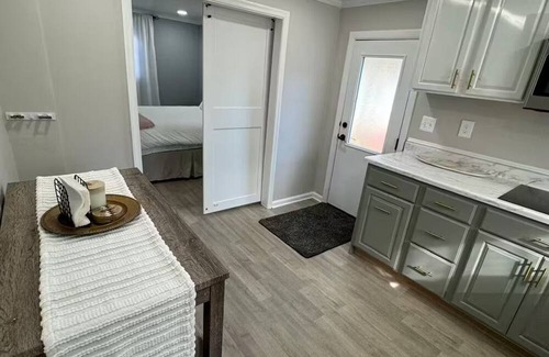 Woodbridge House | Suite privada apta para mascotas con cocina y patio.