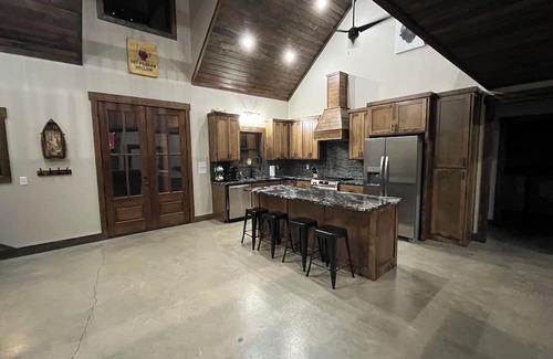 Heber Springs Cabin | Massive cabin on the Little Red River in Heber Springs - 5 bedrooms.