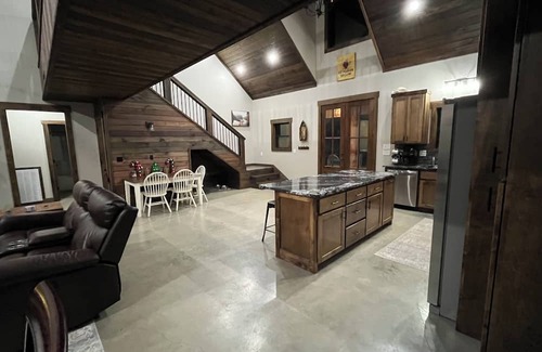 Heber Springs Cabin | Massive cabin on the Little Red River in Heber Springs - 5 bedrooms.