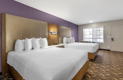 Inglewood Hotel | Spacious Room Close to LAX Airport – Great Home Base for Exploring LA