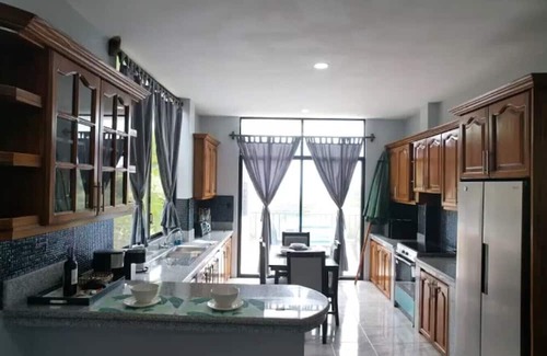 Puerto Lopez Apartment | Coastal Villa Retreat with Private Jacuzzi & Garage Near Isla de la Plata