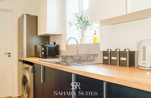 Cradley Heath House | Stylish 5BR - Monthly Stay - Parking