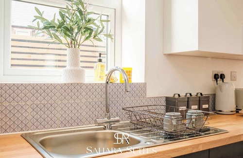 Cradley Heath House | Stylish 5BR - Monthly Stay - Parking