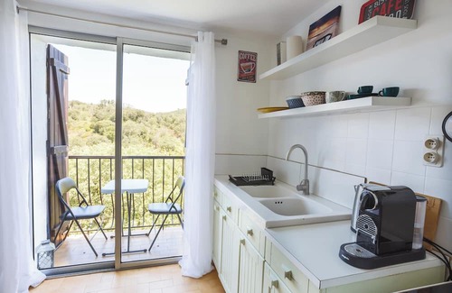 Gabian Apartment | Cosy Apartment in Ancient Gabian with River and Vineyard Views