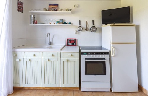 Gabian Apartment | Cosy Apartment in Ancient Gabian with River and Vineyard Views