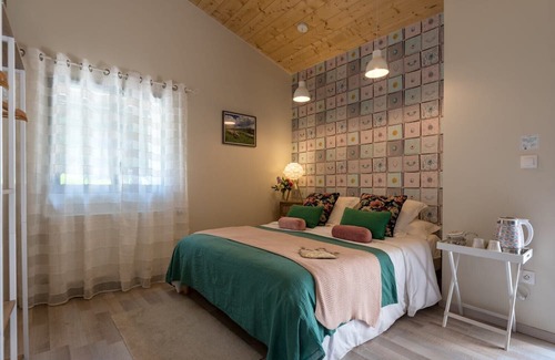 Saint-Pons Bed & Breakfast | Guest Room 'La Bergerie' with Mountain View, Shared Pool and Wi-Fi