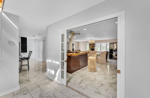 Bay Shore House | Spacious 5-bedroom house in delightful Bay Shore with AC