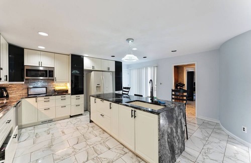 Bay Shore House | Spacious 5-bedroom house in delightful Bay Shore with AC