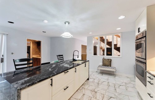 Bay Shore House | Spacious 5-bedroom house in delightful Bay Shore with AC