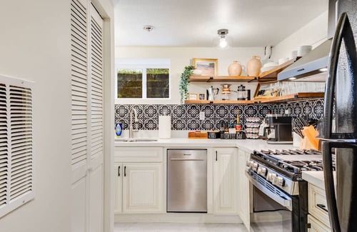 University District Cottage | Cozy and Chic 2BD/2BA Basement Suite with AC in U District 15 min Walk to Campus