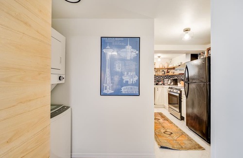 University District Cottage | Cozy and Chic 2BD/2BA Basement Suite with AC in U District 15 min Walk to Campus