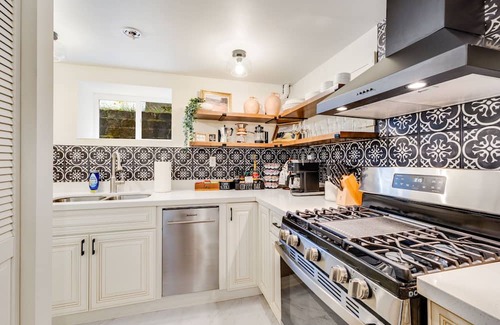 University District Cottage | Cozy and Chic 2BD/2BA Basement Suite with AC in U District 15 min Walk to Campus