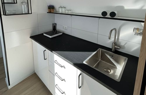 Alt-Muhlburg Apartment | Light-filled top-floor studio in Karlsruhe-Mühlburg - APOLONIAliving