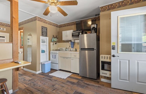 Diamond City Cabin | 1bd/1bath cabin with beautiful views of Bull Shoals Lake in a quiet, peaceful area.