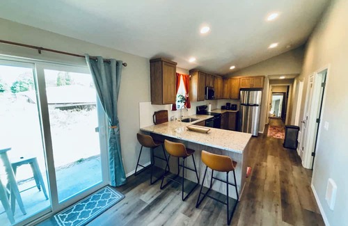 Hazel Dell House | Tranquil Colorful Comfort, 3-bedroom house with AC in Vancouver