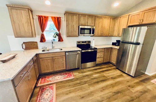 Hazel Dell House | Tranquil Colorful Comfort, 3-bedroom house with AC in Vancouver