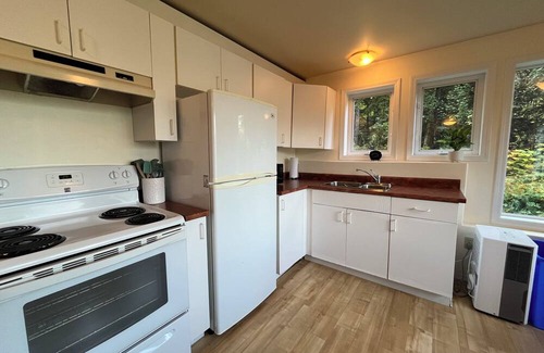 Balfour House | Full Suite | Lake View | Forest Retreat | Full Kitchen | Laundry
