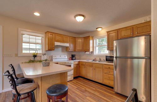 Montrose House | 9 Mi to Effingham: Pet-Friendly Rural Escape