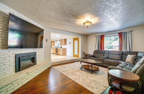 Roseburg Villa | 4 Mi to River: Umpqua Valley Villa w/Fire Pit!