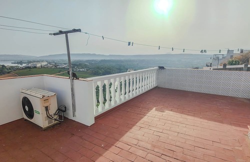 Arcos de la Frontera Cottage | In the center of Arcos, above the Guadalete river and overlooking the lake of Arcos.