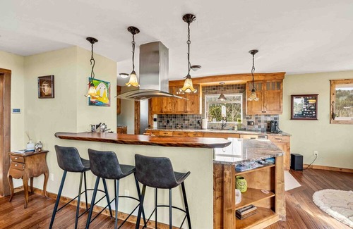 Nederland House | Custom 4 bdrm, 3 min to DnTwn Nederland, Sleeps 8, 10 mins to Skiing, Hot Tub