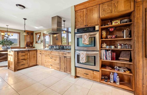 Nederland House | Custom 4 bdrm, 3 min to DnTwn Nederland, Sleeps 8, 10 mins to Skiing, Hot Tub