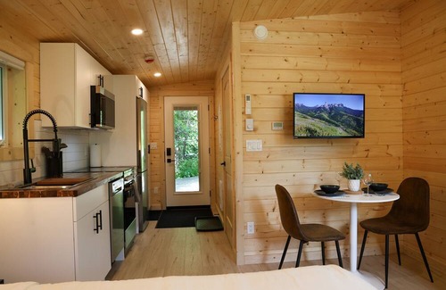 Revelstoke Hotel | Timber Lodge - Alpha Mountain Lodging