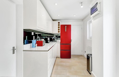 Bierton Apartment | Aspen Cl – Private Room in 4-Bed Retreat with Gym