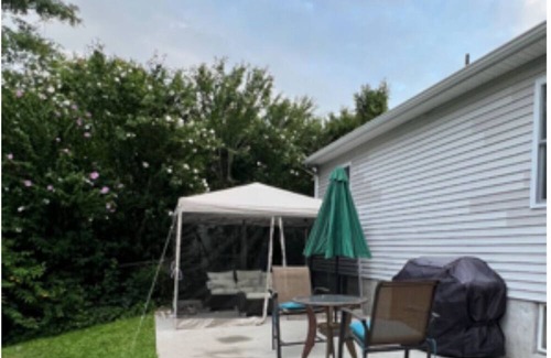 Sound Beach House | Charming 1-bedroom apt in house walking distance to the beach and restaurants