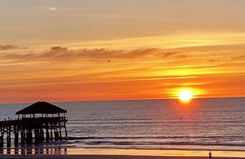 Cocoa Beach Resort | 2-bedroom resort in awesome Cocoa Beach with AC.