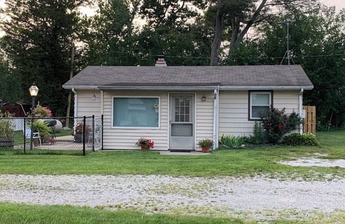 Brimfield Cottage | Pet friendly Charming Lake-Access 2-bedroom Cottage with channel pier, fenced