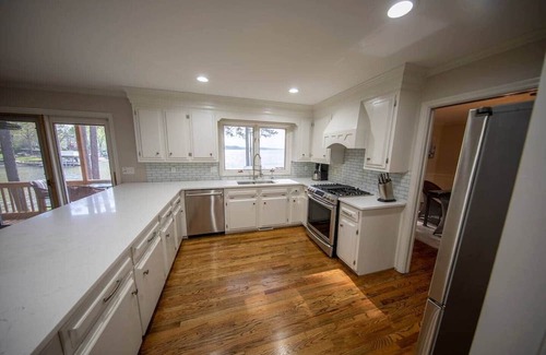 Camden House | Sleep 30: Lakefront Wateree Compound in a Cove!