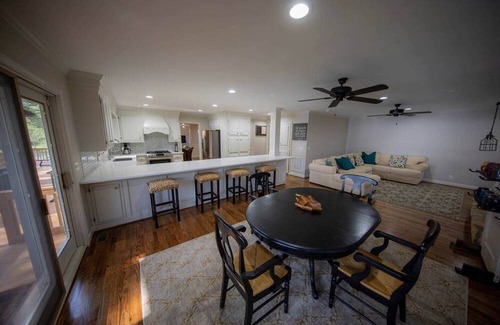 Camden House | Sleep 30: Lakefront Wateree Compound in a Cove!
