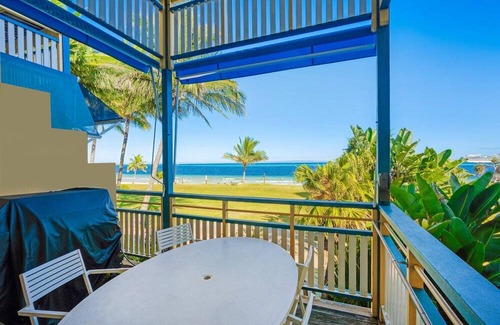 Brisbane Waterfront Villa | Stunning 3 bedroom absolute beachfront villa