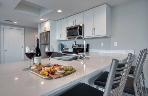 Treasure Island Hotel | 3 Charming Suites Close to the Beach! Free Parking, Outdoor Pool Dock Nearby!