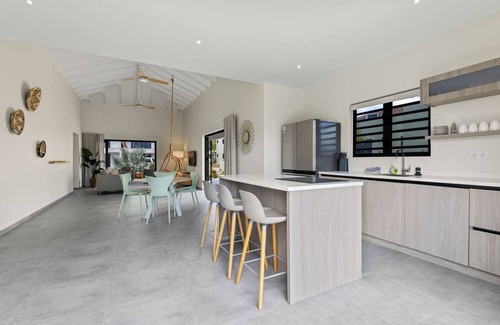 Marie Pampoen Villa | Casa Eloi: tropical comfort at a resort within walking distance of Mambo Beach