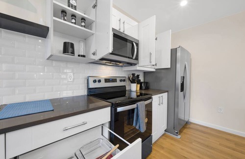 Maple Hill House | Group-Friendly Townhouse Stay – Sleeps up to 20