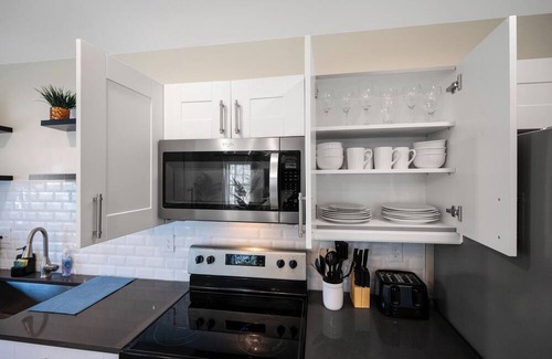 Maple Hill House | Group-Friendly Townhouse Stay – Sleeps up to 20