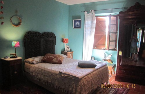 Mouzieys-Panens Bed & Breakfast | Guest Room 'La Grange Aux Livres' with Shared Garden and Wi-Fi
