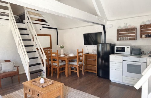 Lechlade Apartment | The Smythy Cotswolds Cottage Farm Stay With Pool