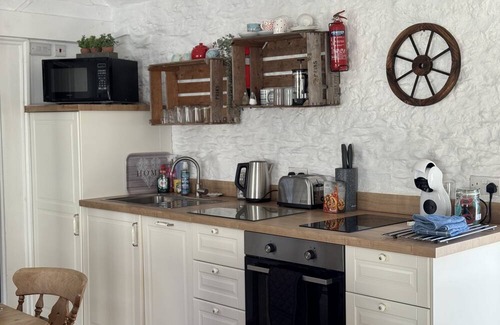 Lechlade Cottage | The Parlour Cotswolds Cottage Farm Stay With Pool